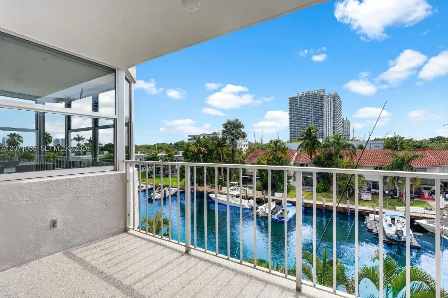 1 bedroom 1 bath Residential for sale at 16565 NE 26th Ave # 4E, North Miami Beach FL 33160