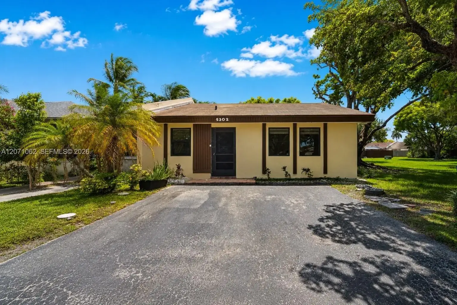 2 bedroom 2 bath Residential for sale at 5302 SW 138th Pl, Miami FL 33175