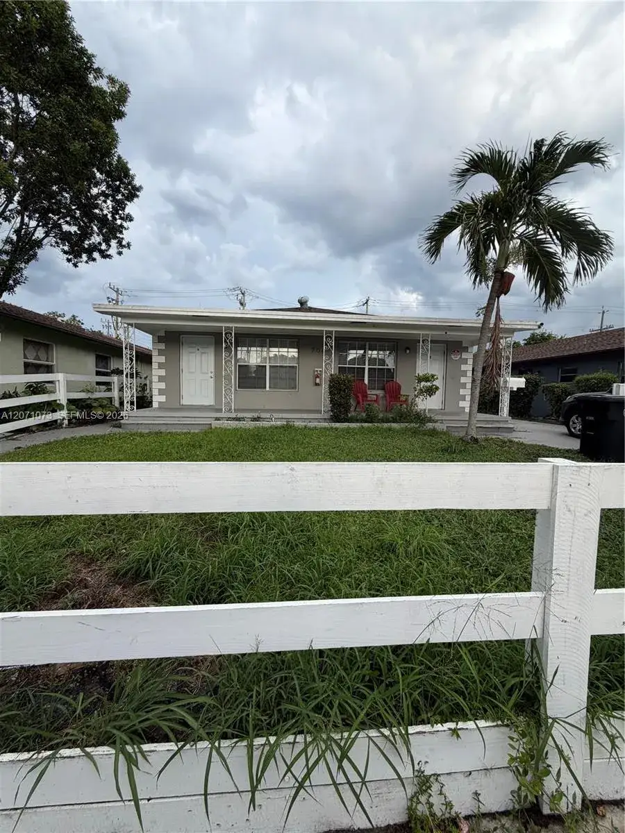 2 bedroom 1 bath Residential Lease for rent at 706 S F St REAR, Lake Worth FL 33460