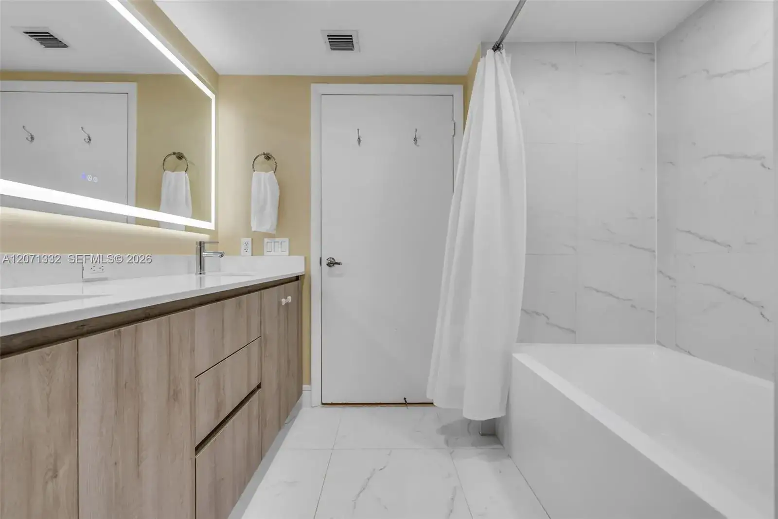 2 bedroom 2 bath Residential Lease for rent at 41 SE 5th St # 908, Miami FL 33131