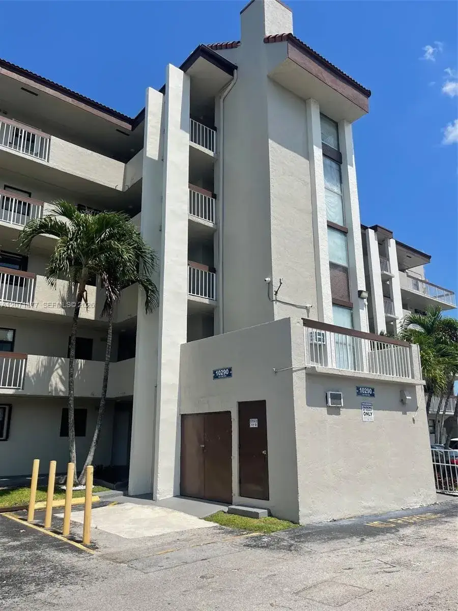 1 bedroom 1 bath Residential Lease for rent at 10290 NW 9th St Cir # 113, Miami FL 33172