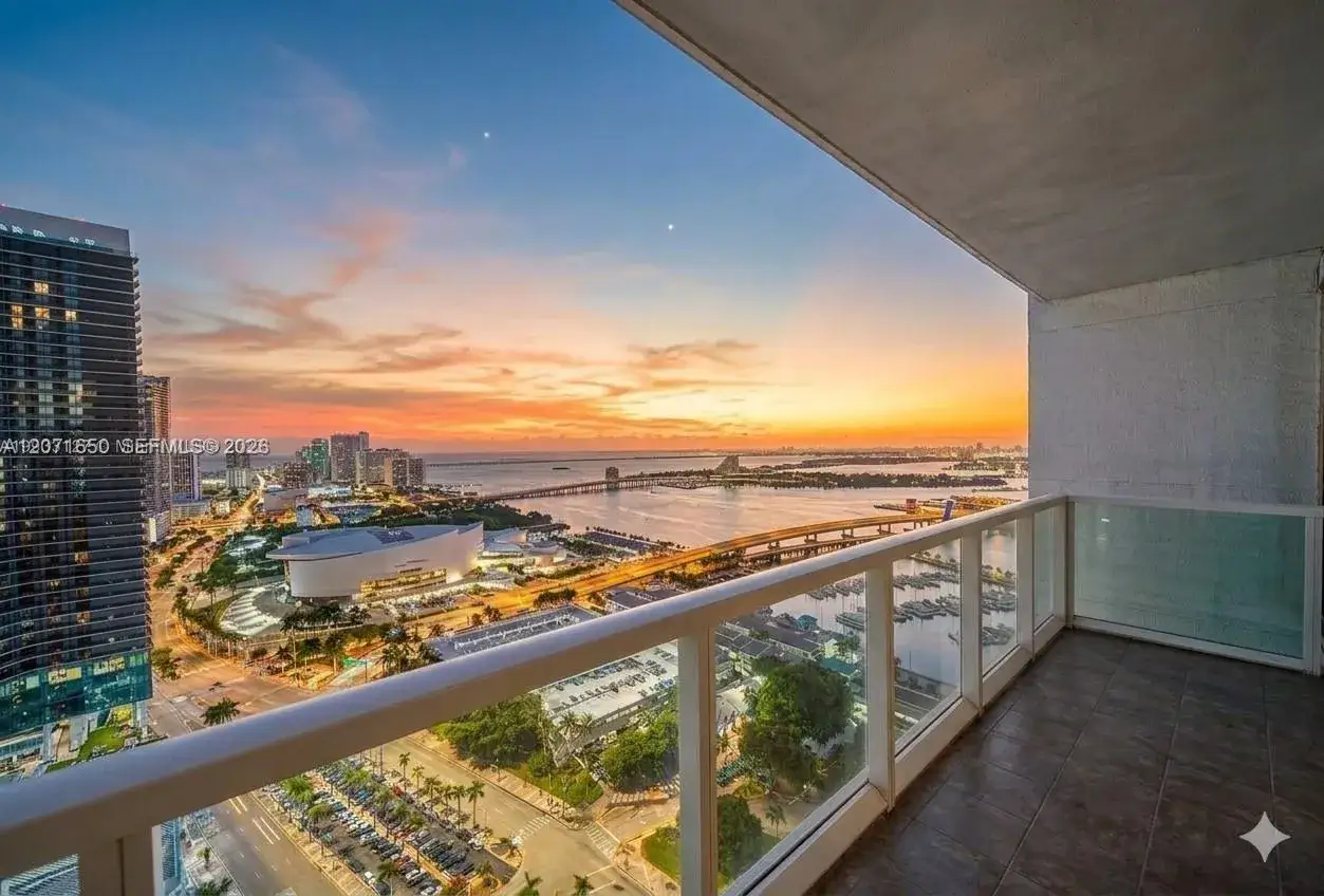244 Biscayne Blvd # 3704, Miami FL 33132