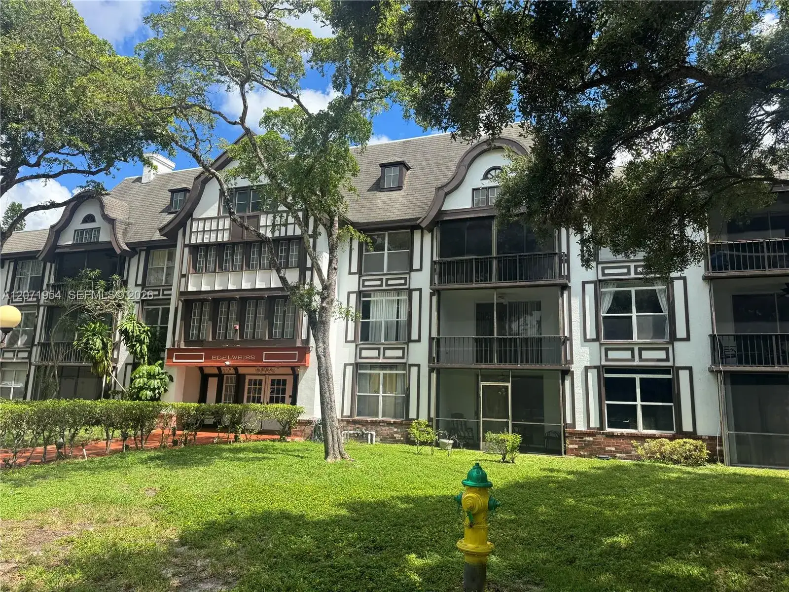 3740 Inverrary Dr # 2Q, Lauderhill FL 33319