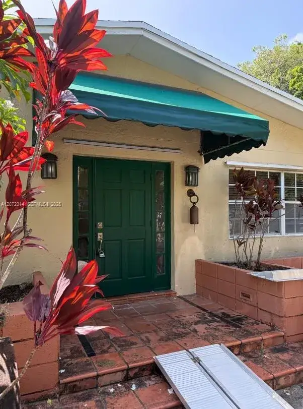3 bedroom 2 bath Residential for sale at 15190 Old Cutler Rd, Palmetto Bay FL 33158