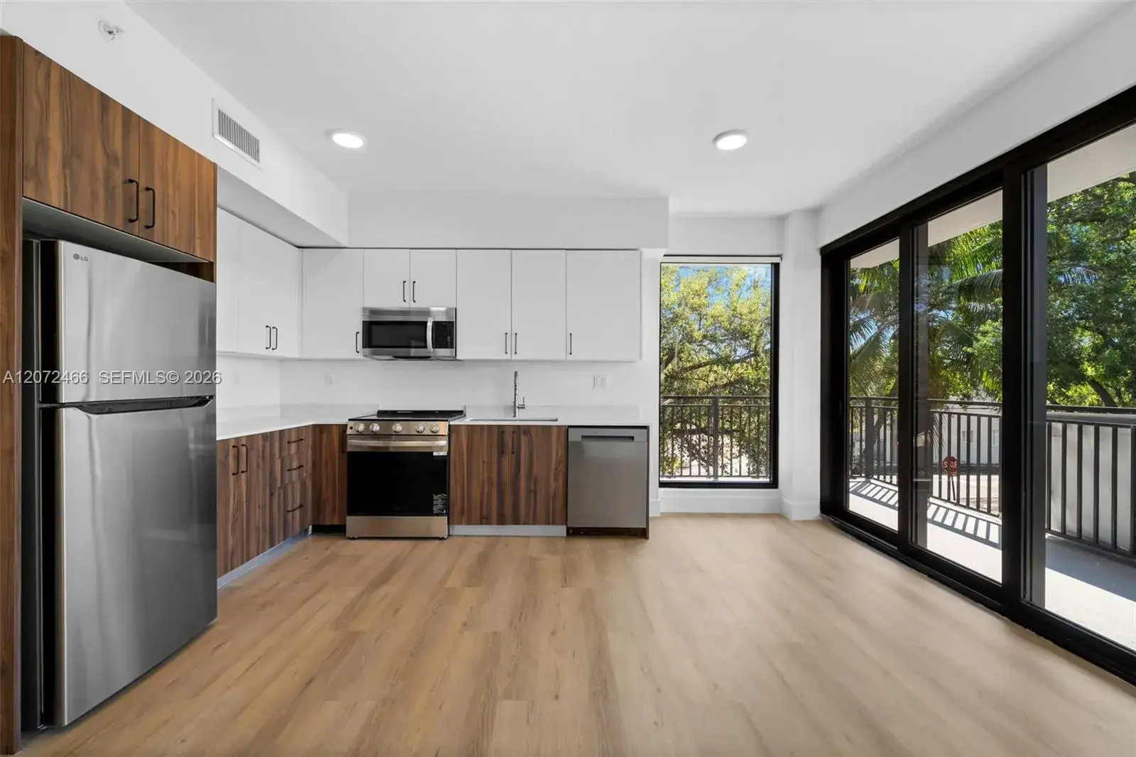 1 bedroom 1 bath Residential Lease for rent at 2479 NE 192nd St # 105, Miami FL 33180