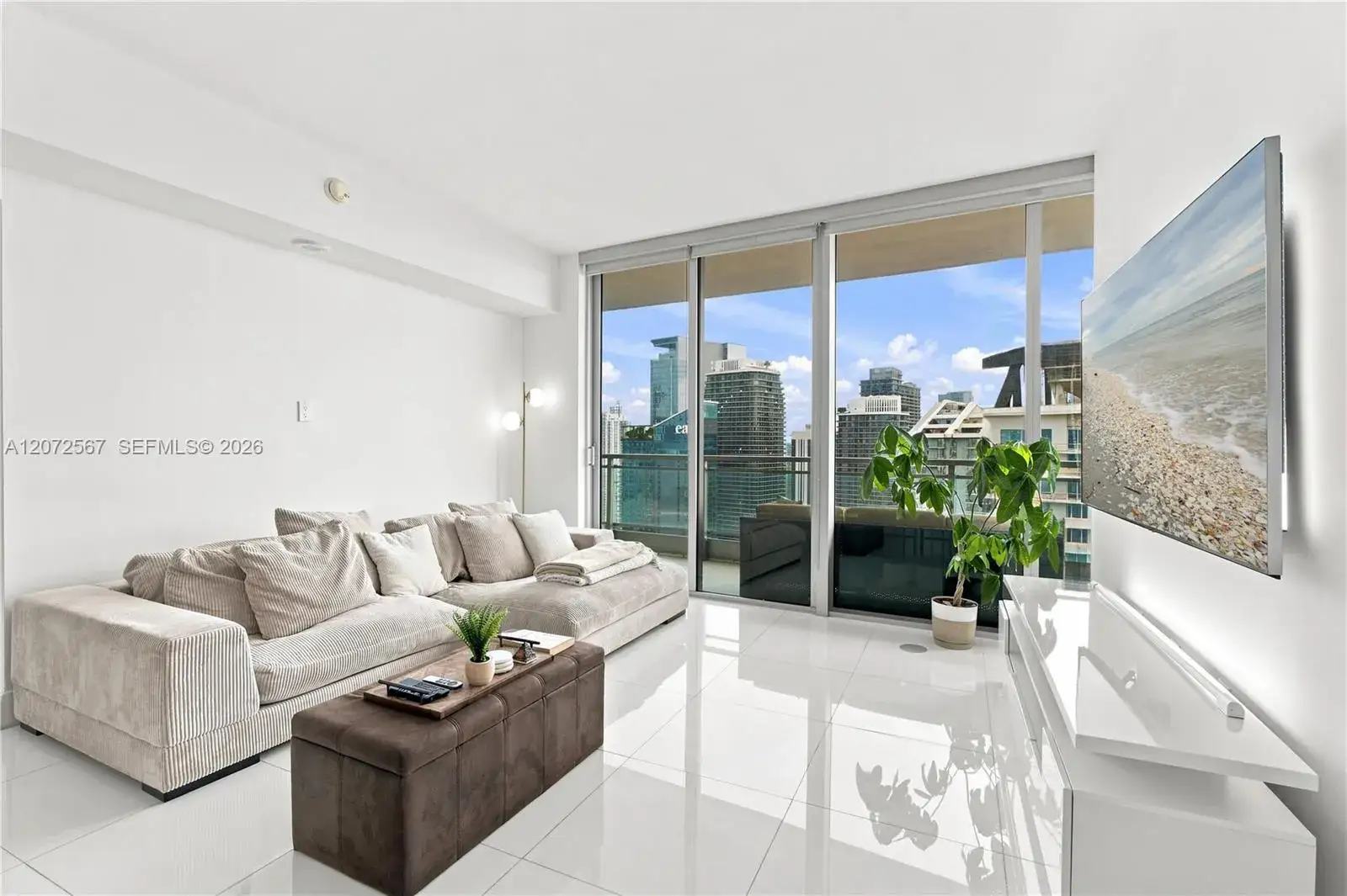2 bedroom 2 bath Residential Lease for rent at 92 SW 3rd St # 4904, Miami FL 33130