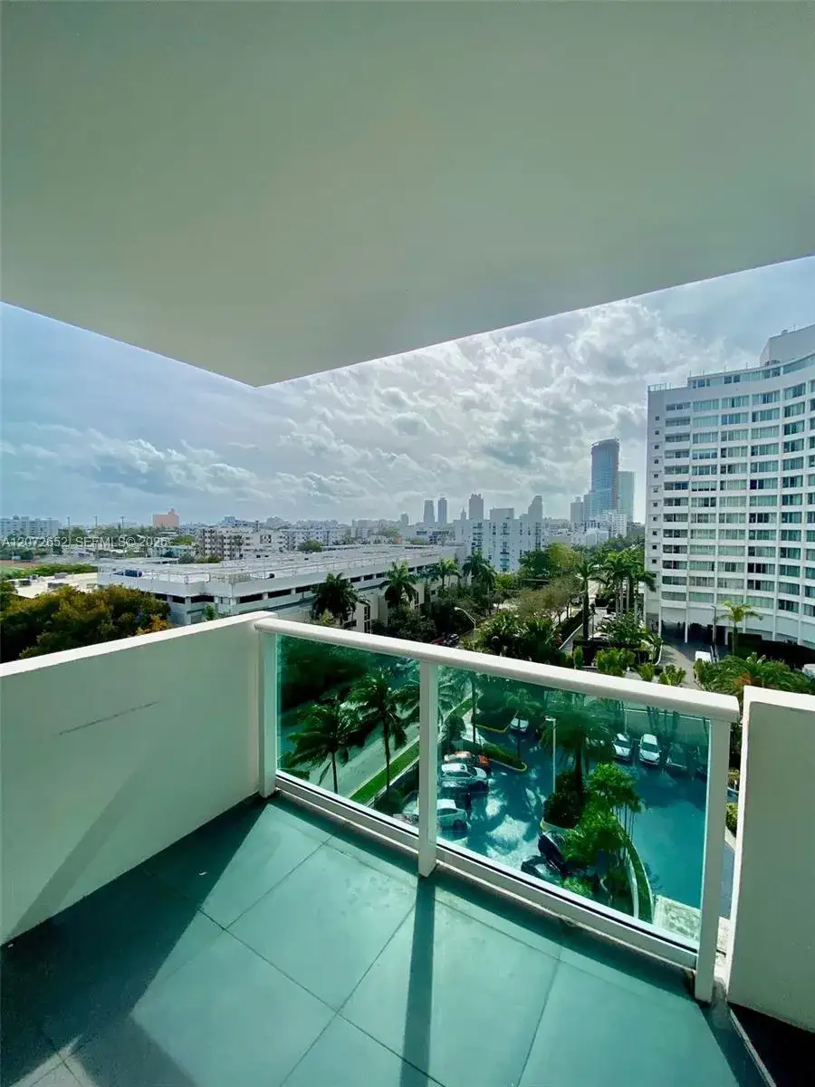 1 bedroom 1 bath Residential for sale at 1200 West Ave # 815, Miami Beach FL 33139