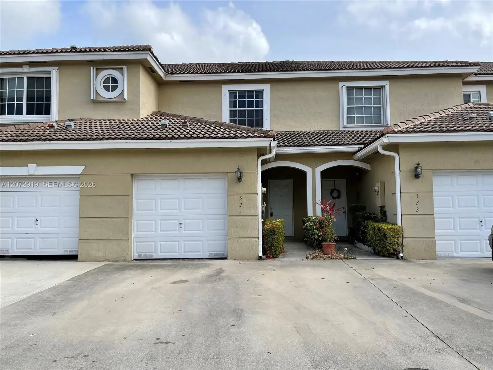 2 bedroom 2 bath Residential Lease for rent at 321 SW 120th Ave # 321, Pembroke Pines FL 33025