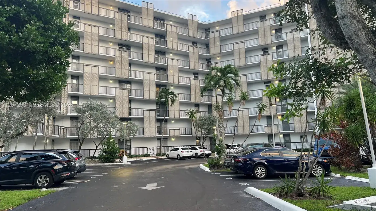 1 bedroom 1 bath Residential for sale at 20500 W Country Club Dr # 117, Aventura FL 33180