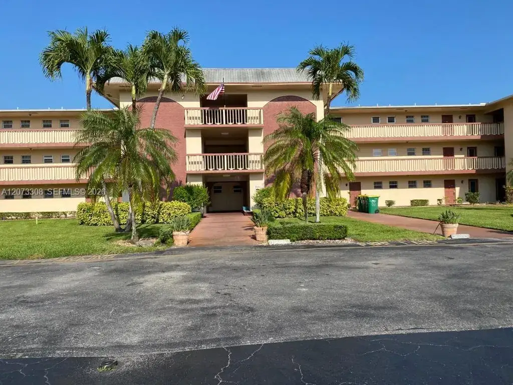 1 bedroom 1 bath Residential for sale at 1001 Hillcrest Ct # 215, Hollywood FL 33021