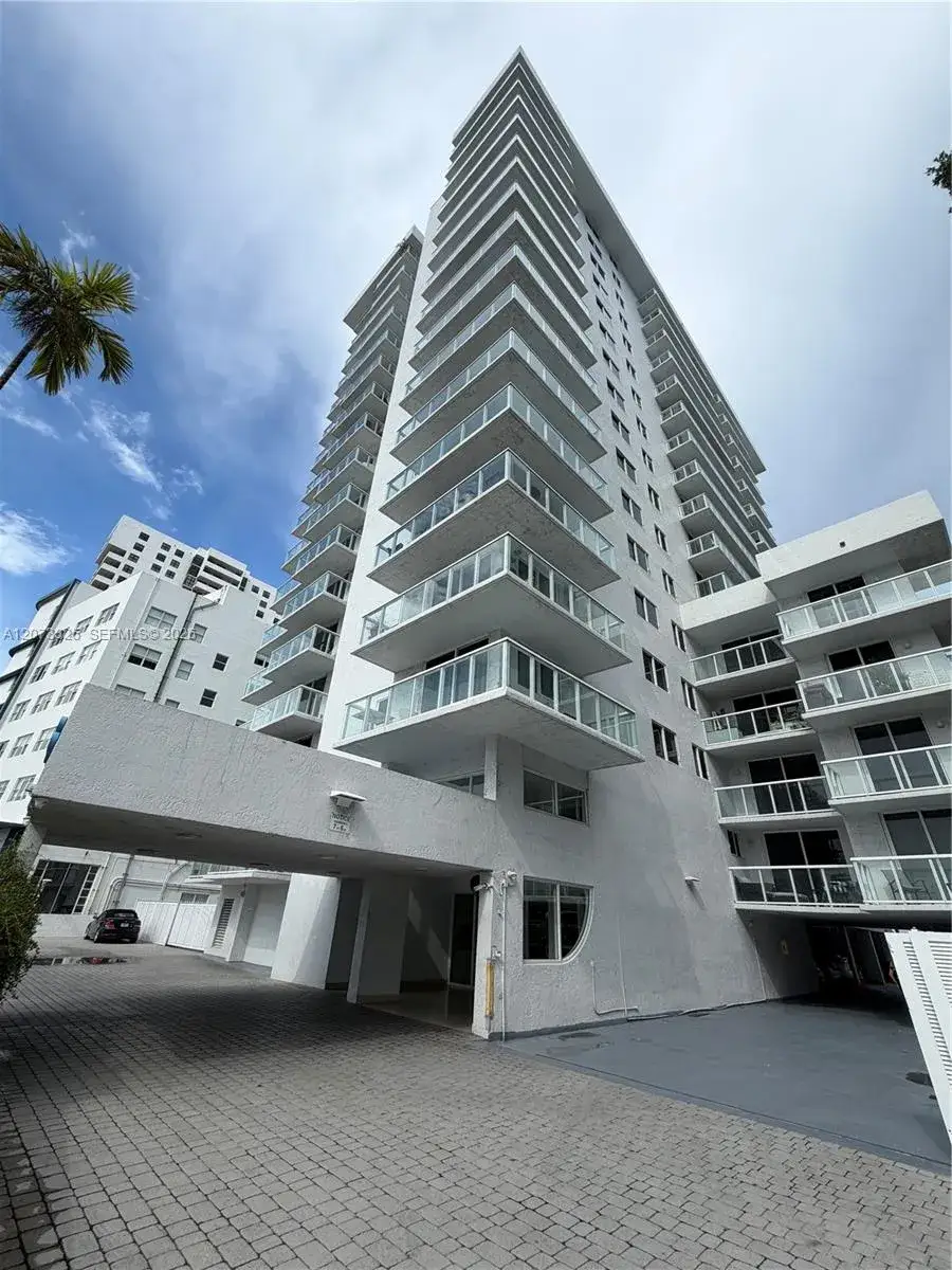 1 bedroom 1 bath Residential for sale at 2457 Collins Ave # 1405, Miami Beach FL 33140