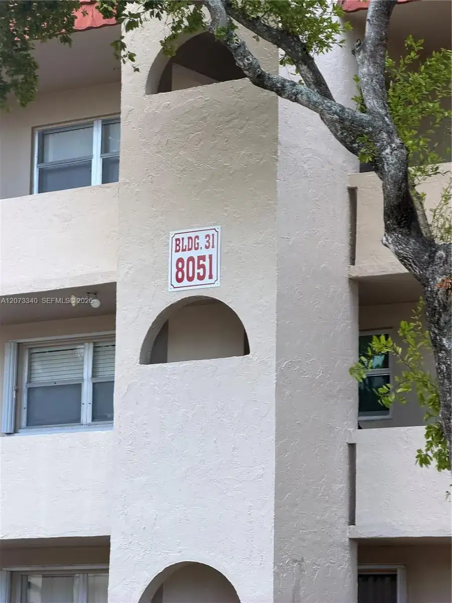 1 bedroom 1 bath Residential for sale at 8051 N Sunrise Lakes Dr # 107, Sunrise FL 33322