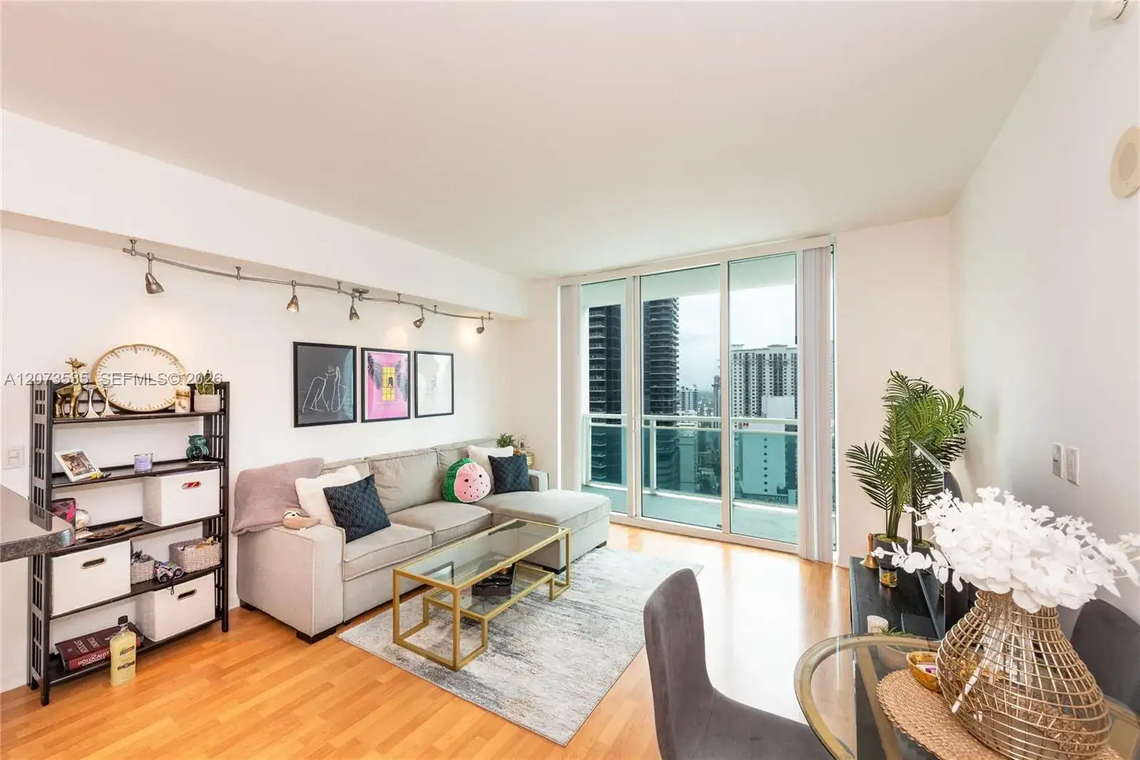 1 bedroom 1 bath Residential Lease for rent at 951 Brickell Ave # 2709, Miami FL 33131
