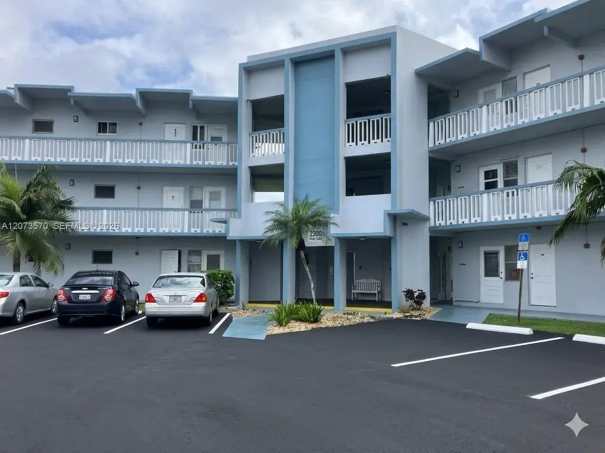 1 bedroom 1 bath Residential for sale at 2300 Park Ln # 203, Hollywood FL 33021