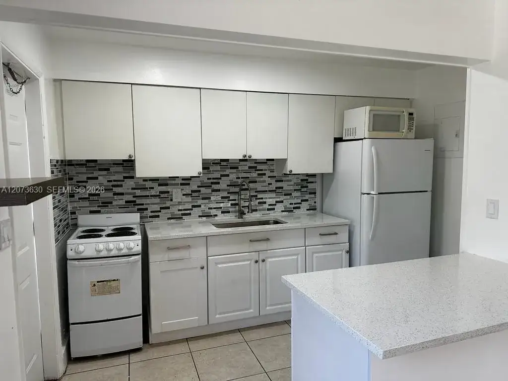 1 bedroom 1 bath Residential Lease for rent at 2115 N 17th Ct # 3, Hollywood FL 33020
