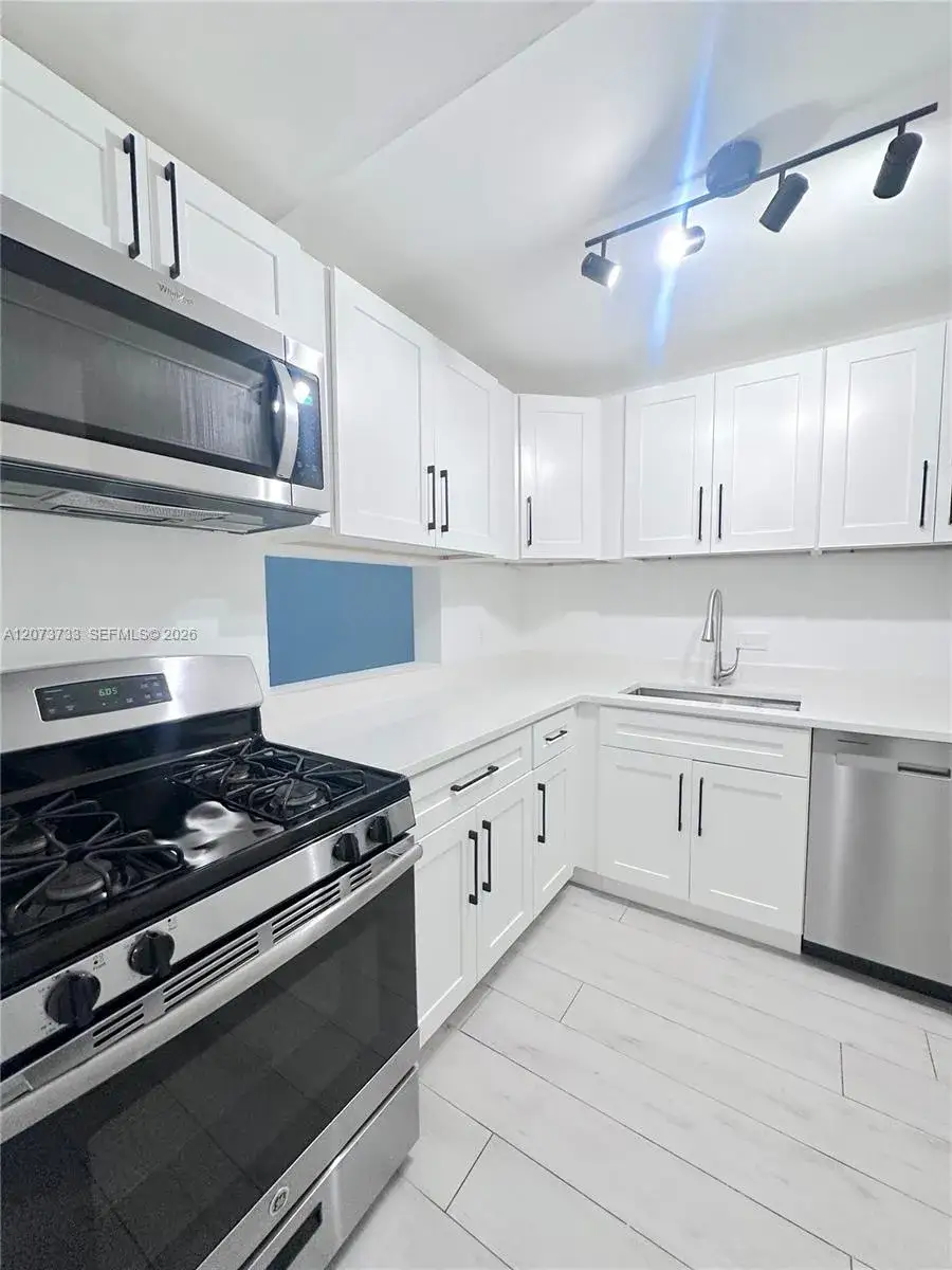 2 bedroom 1 bath Residential Lease for rent at 6890 N Kendall Dr # B204, Pinecrest FL 33156