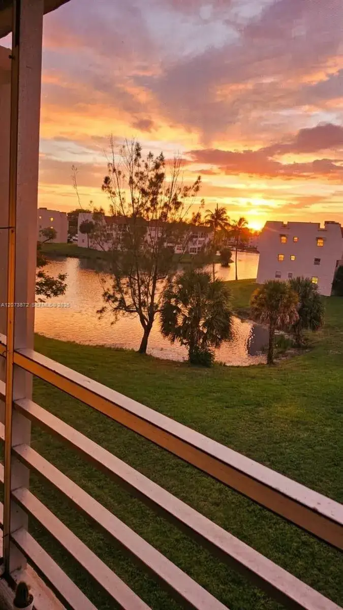 2 bedroom 2 bath Residential for sale at 8000 N Sunrise Lakes Dr # 309, Sunrise FL 33322
