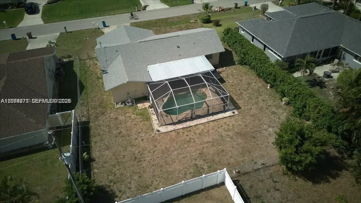 3 bedroom 2 bath Residential for sale at 915 SE 20th ST, Cape Coral FL 33990