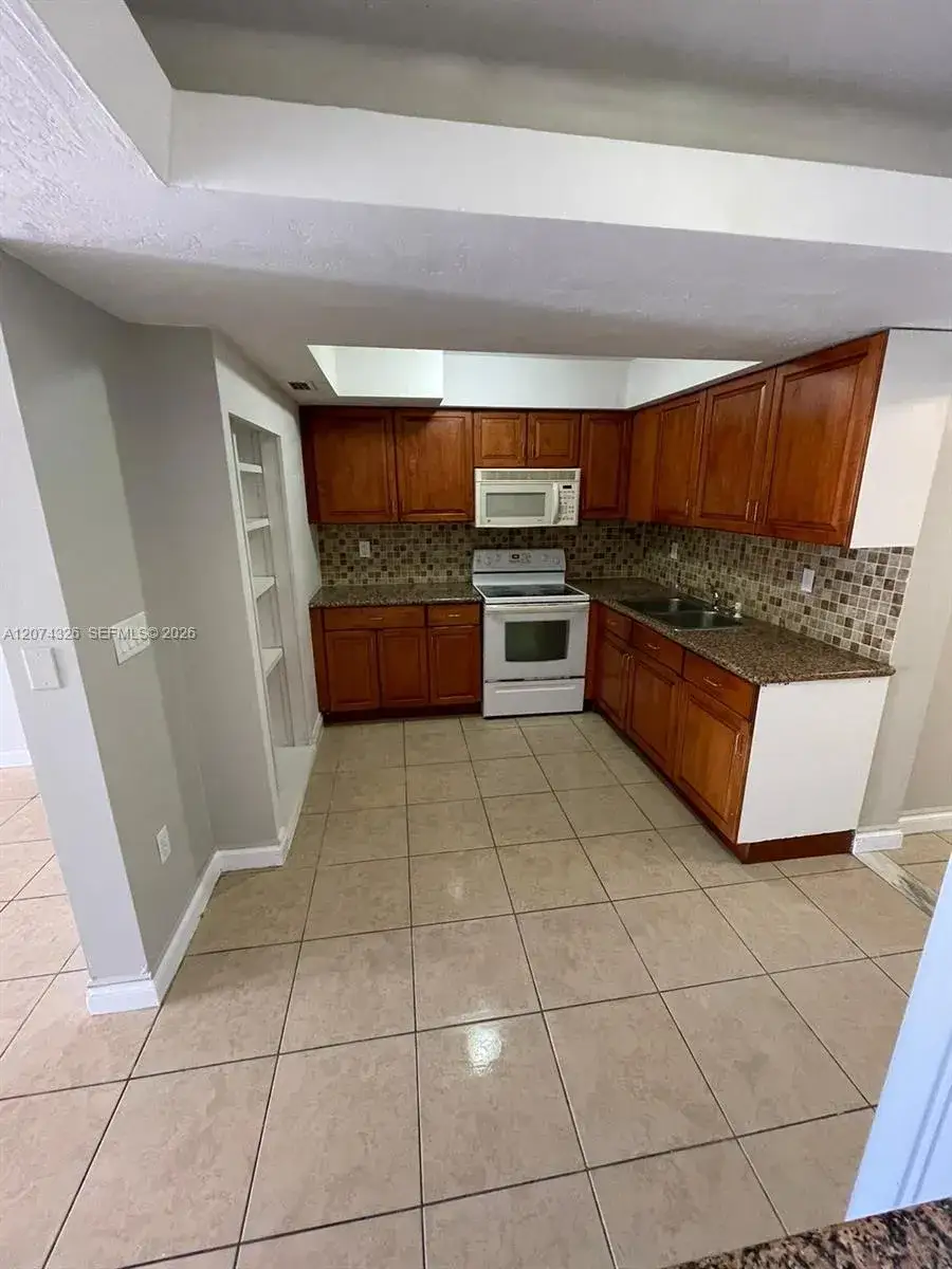 2 bedroom 1 bath Residential Lease for rent at 1567 NW 60th Ave # G, Sunrise FL 33313
