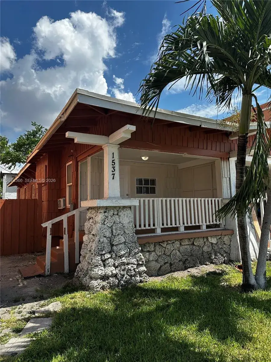 2 bedroom 1 bath Residential Lease for rent at 1545 NW 1st St # 1537, Miami FL 33125