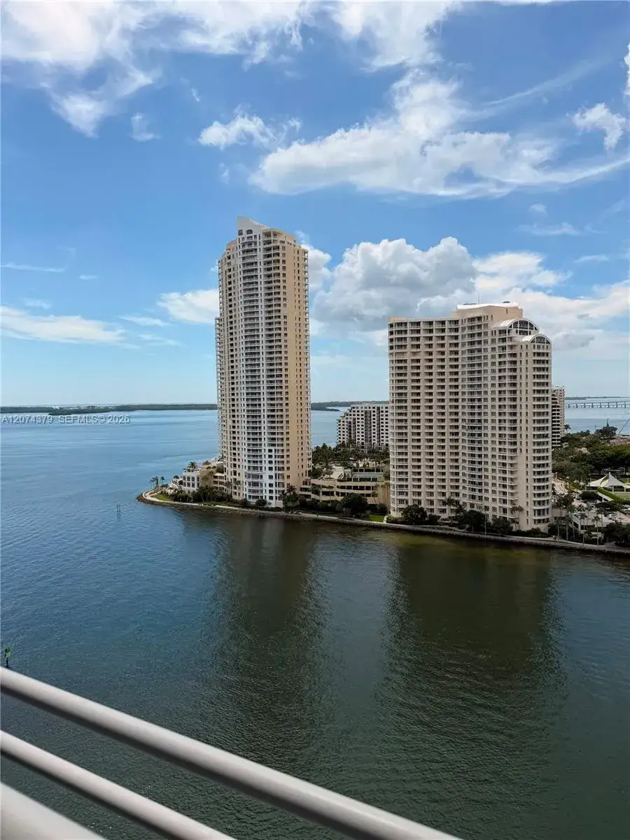 1 bedroom 1 bath Residential Lease for rent at 335 S Biscayne Blvd # 2003, Miami FL 33131