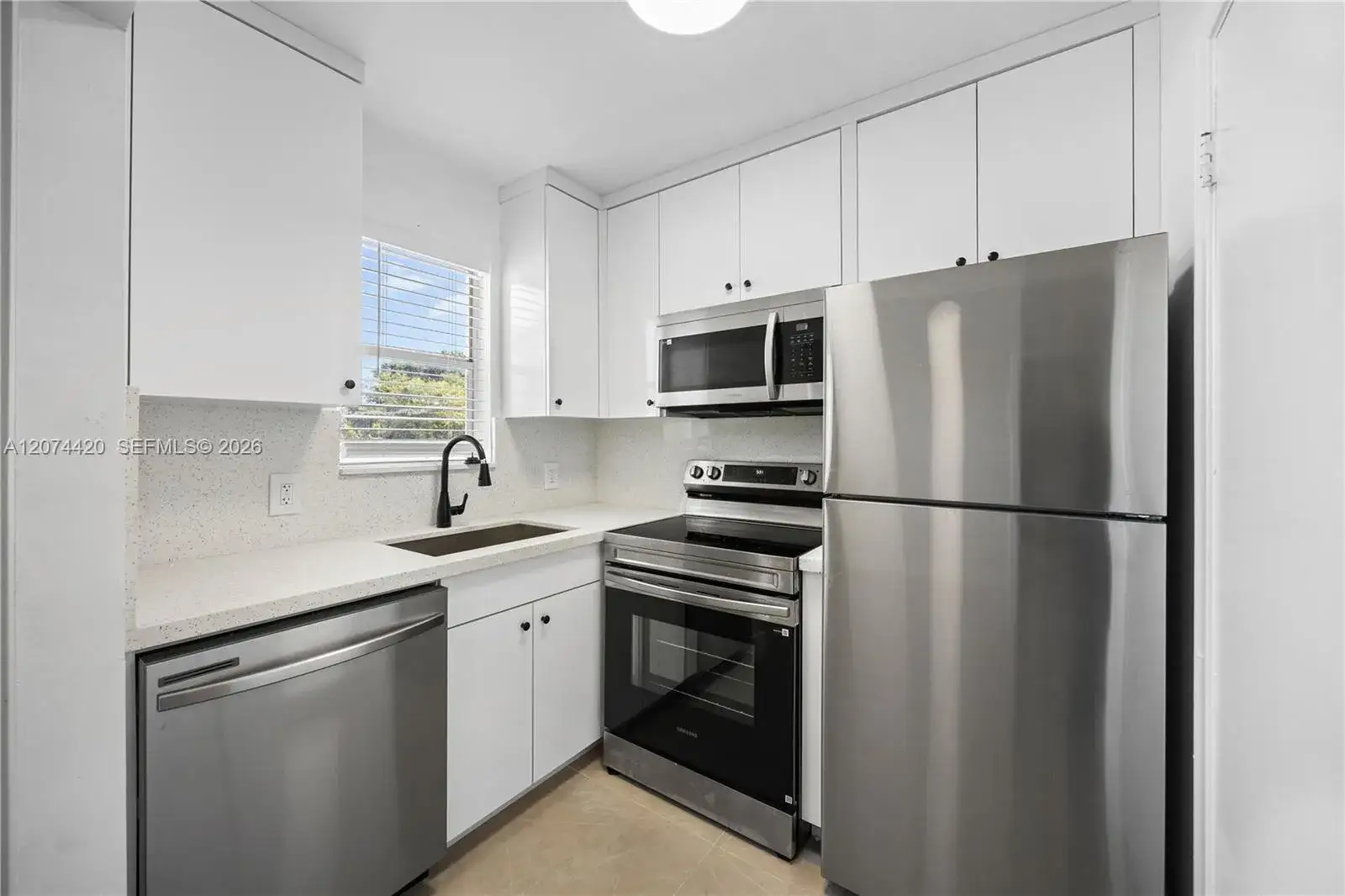 1 bedroom 1 bath Residential Lease for rent at 4933 Hollywood Blvd # 202, Hollywood FL 33021