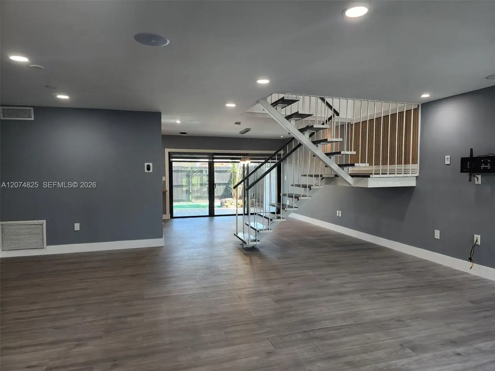 3 bedroom 2 bath Residential Lease for rent at 6518 Kendale Lakes Dr # 809, Miami FL 33183