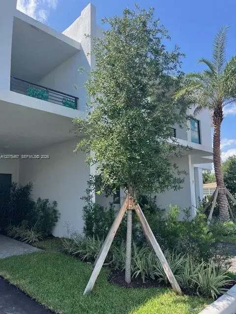 3 bedroom 2 bath Residential Lease for rent at 2511 Pierce St # 5, Hollywood FL 33020