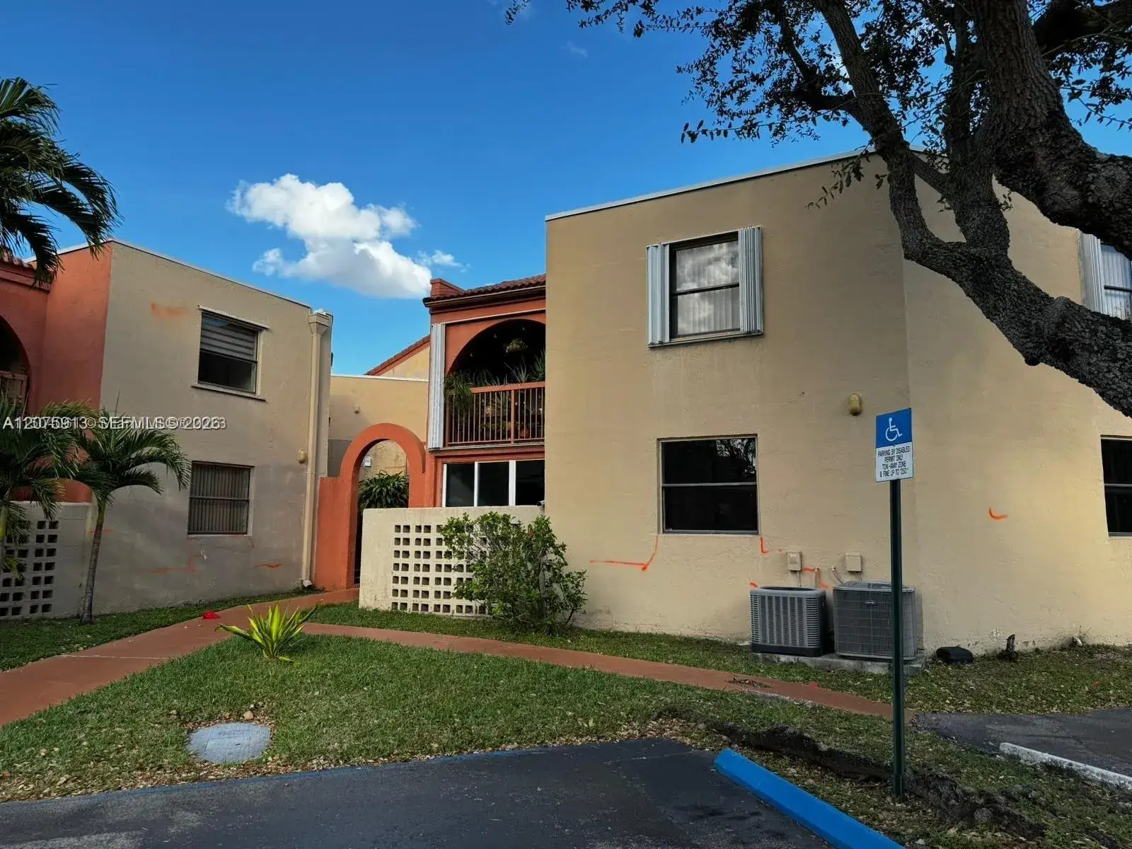 2 bedroom 2 bath Residential Lease for rent at 10257 NW 9th St Cir # 10, Miami FL 33172