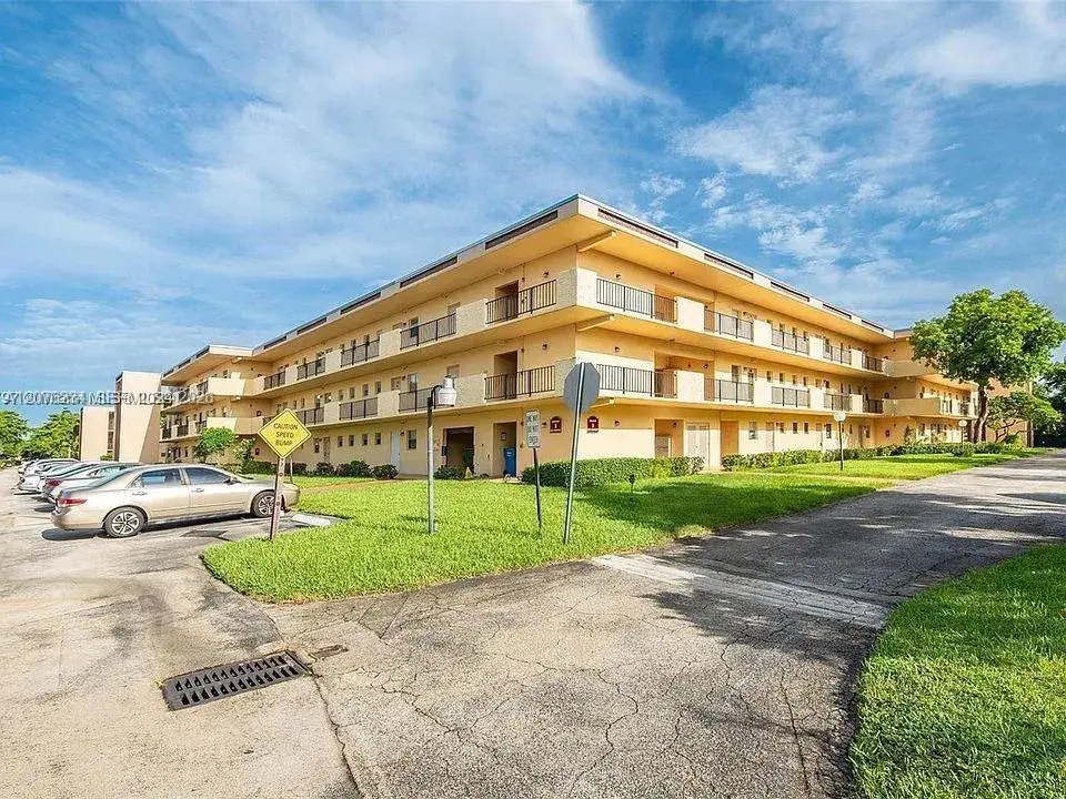2 bedroom 2 bath Residential for sale at 201 Berkley Rd # 102, Hollywood FL 33024