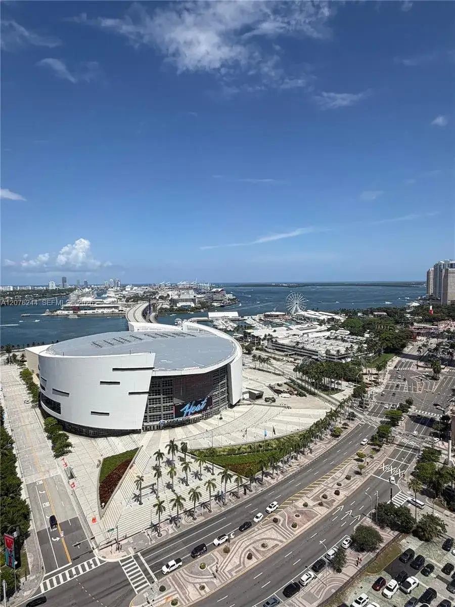 1 bedroom 1 bath Residential Lease for rent at 888 Biscayne Blvd # 2702, Miami FL 33132