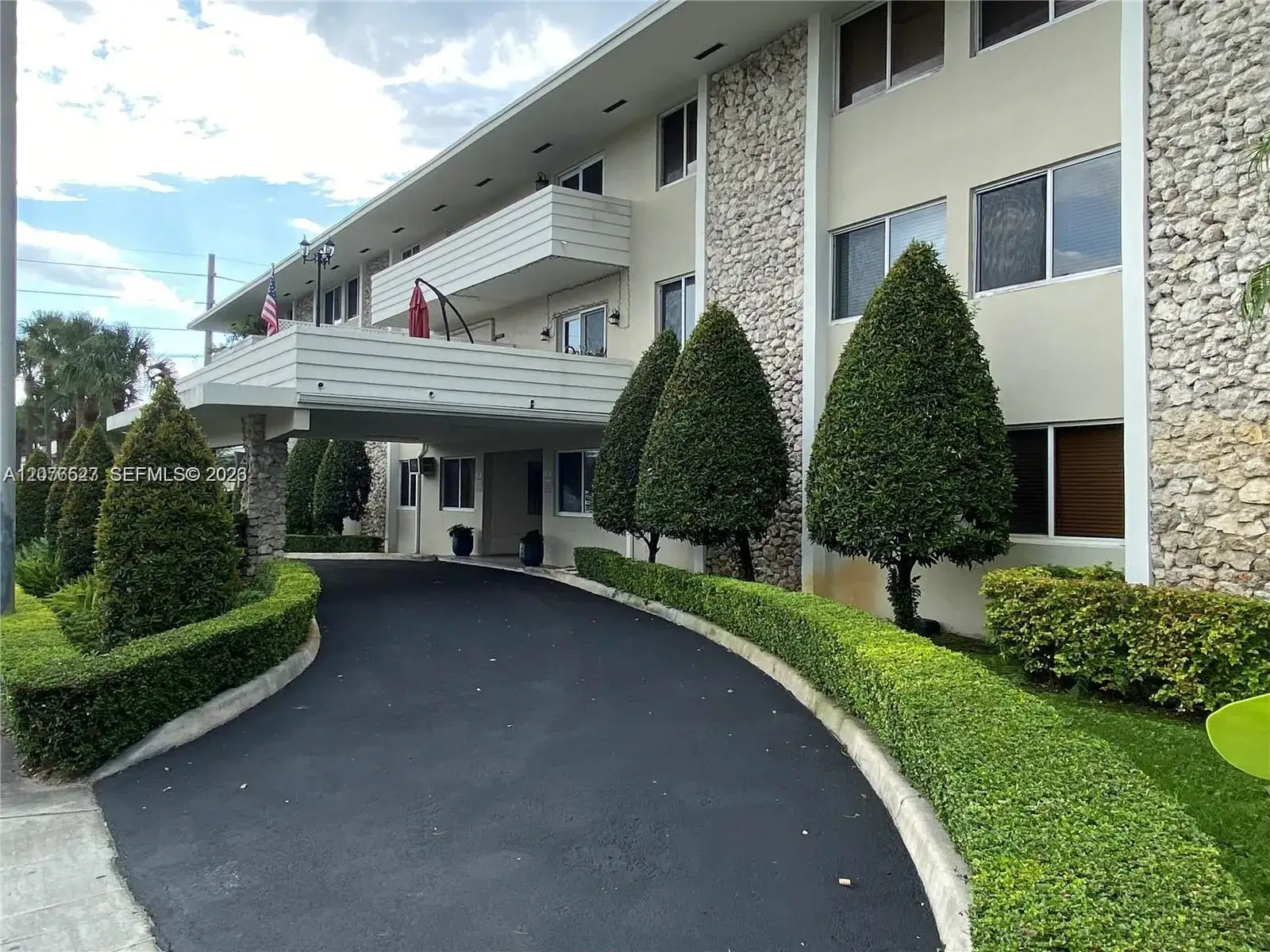 1 bedroom 1 bath Residential Lease for rent at 6250 Bird Rd # B7, South Miami FL 33155