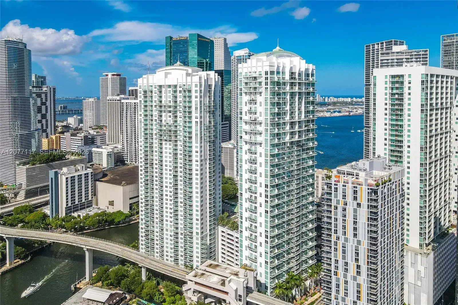 2 bedroom 2 bath Residential Lease for rent at 41 SE 5th St # 807, Miami FL 33131