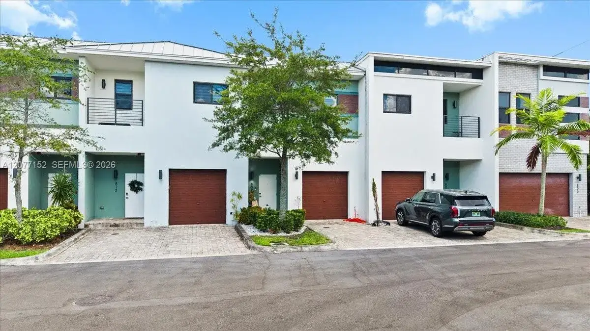 2 bedroom 2 bath Residential for sale at 808 NW 44th Ter, Plantation FL 33317
