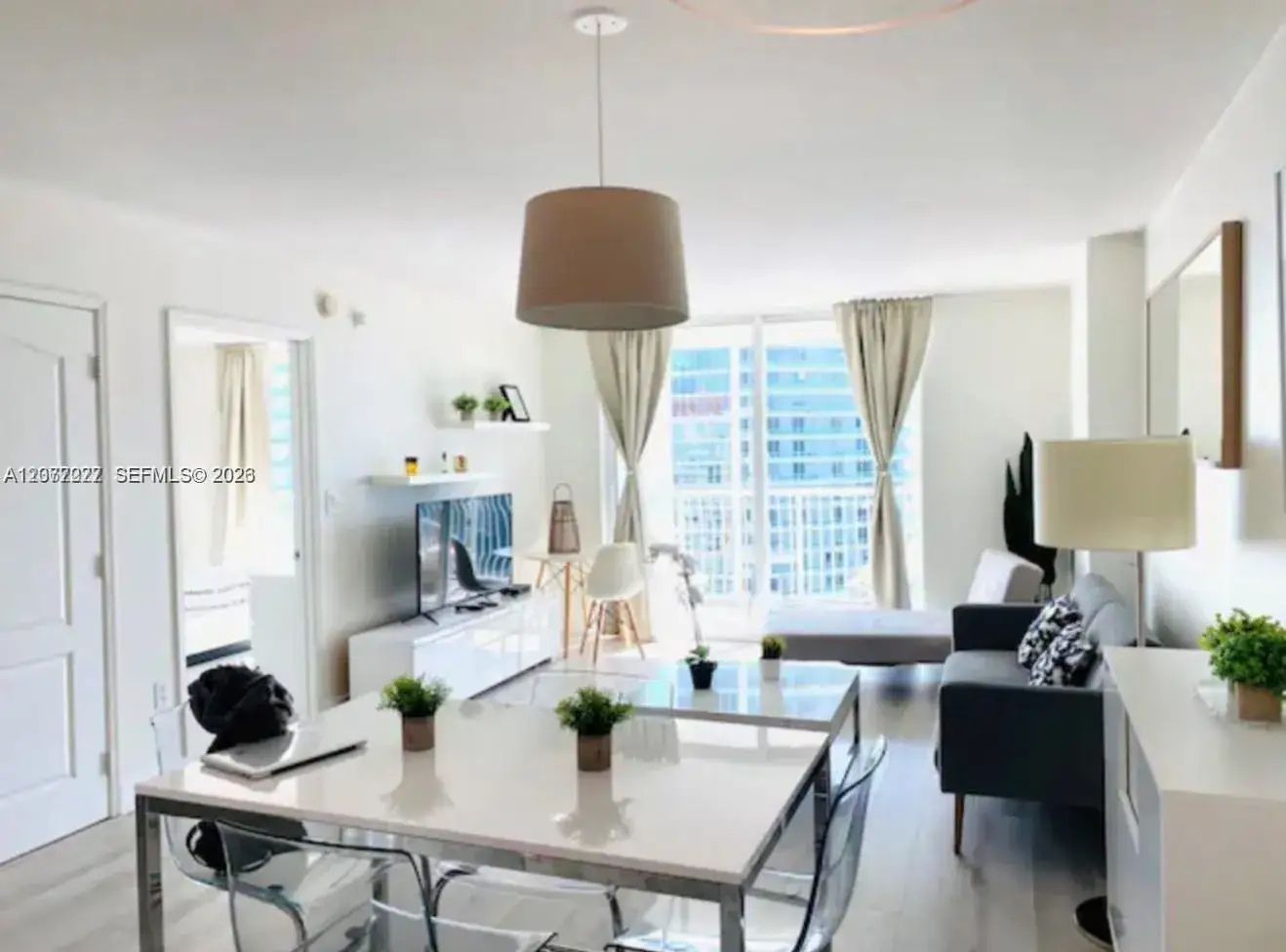 1 bedroom 1 bath Residential Lease for rent at 1200 Brickell Bay Dr # 3705, Miami FL 33131
