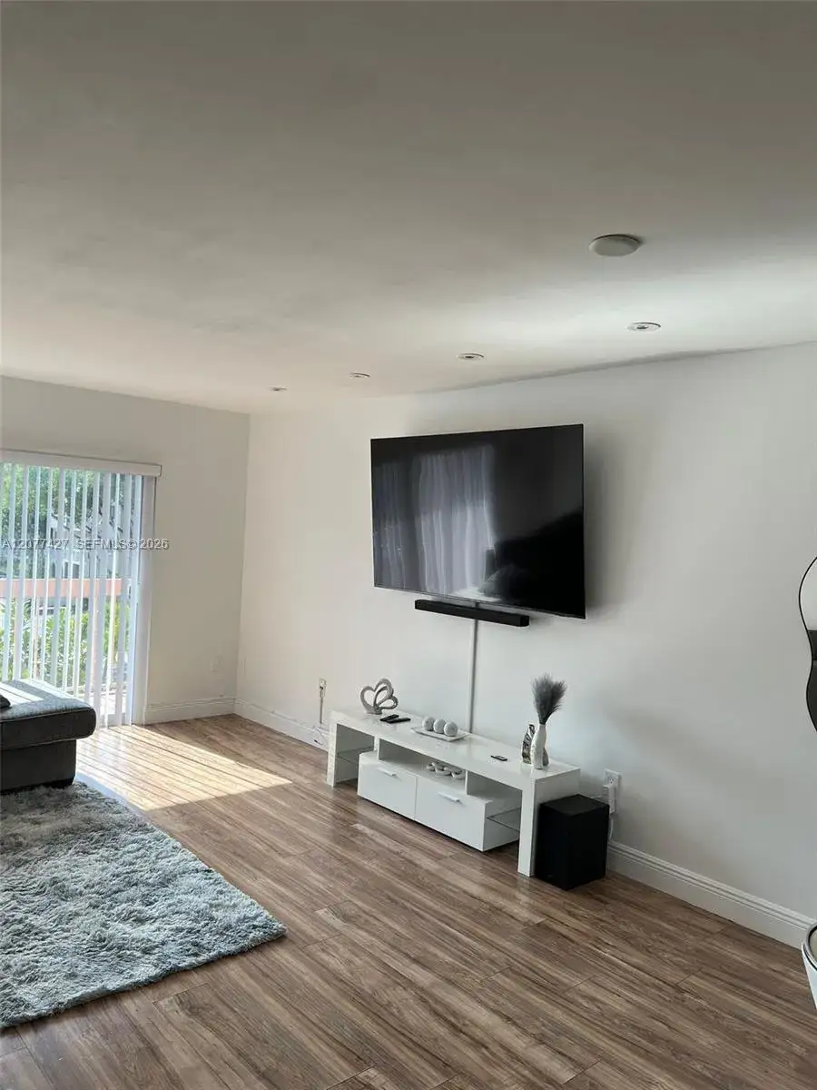 2 bedroom 1 bath Residential Lease for rent at 7810 Camino Real # 306, Miami FL 33143