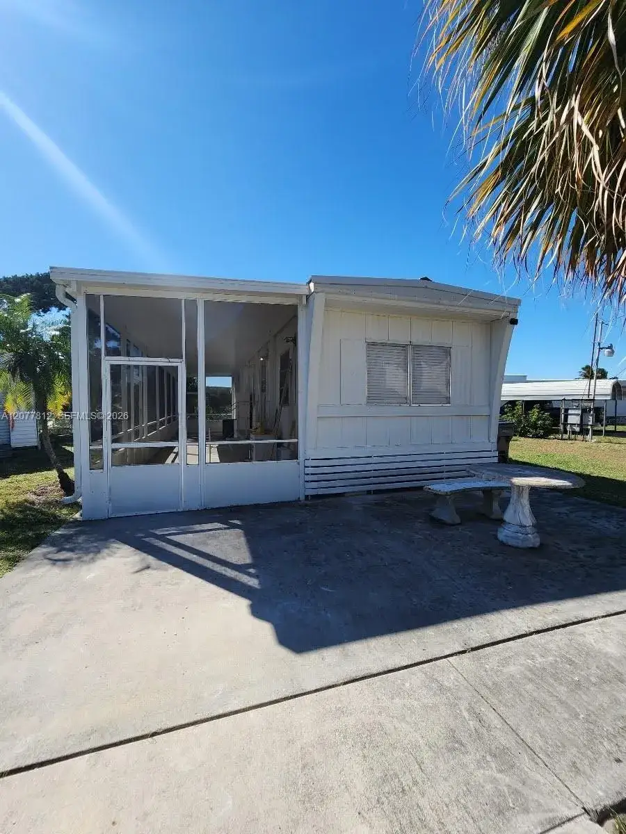 2 bedroom 1 bath Residential Lease for rent at 4222 Hibiscus Cir, West Palm Beach FL 33409