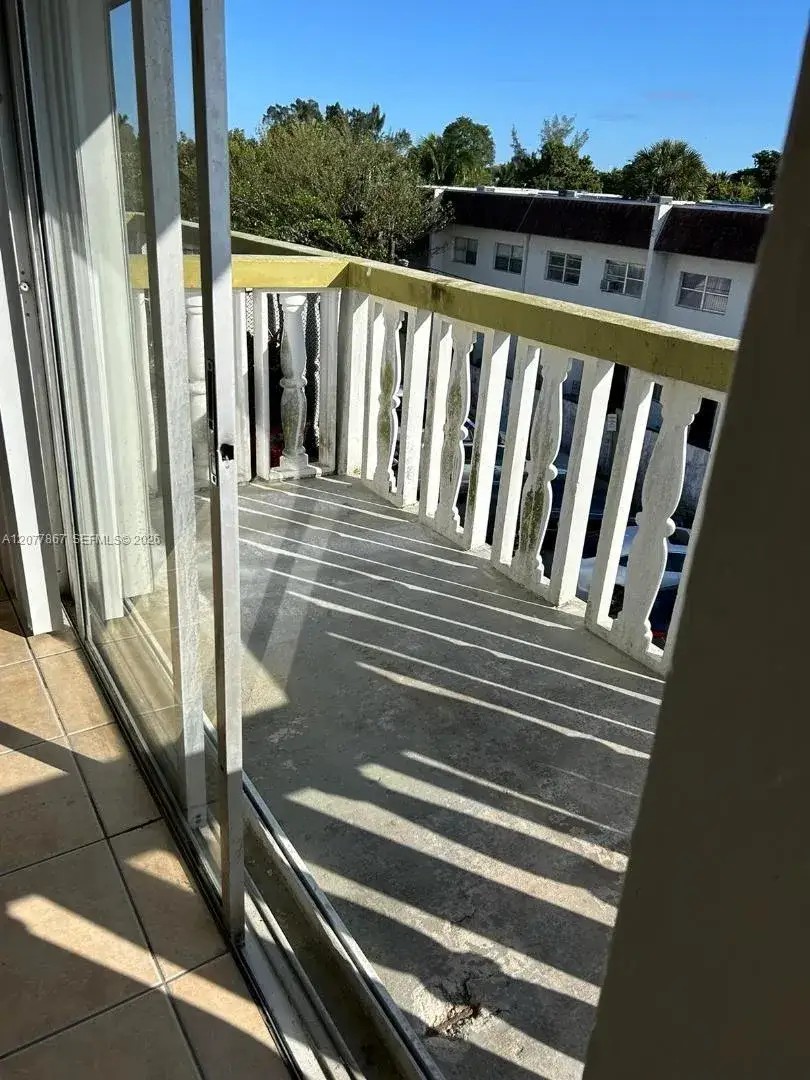 2 bedroom 2 bath Residential for sale at 15201 NE 6th Ave # C302, Miami FL 33162