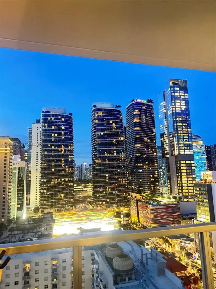 1 bedroom 1 bath Residential Lease for rent at 1111 SW 1st Ave, Miami FL 33130