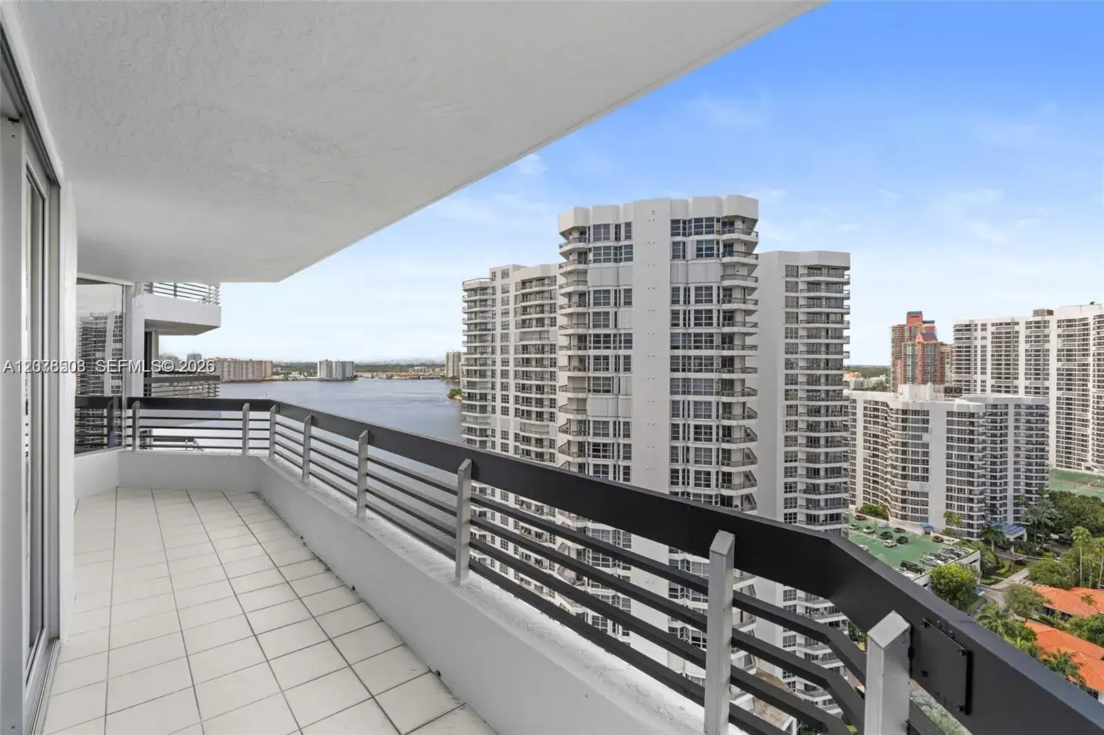 2 bedroom 2 bath Residential for sale at 19195 NE 36th Ct # 2502, Aventura FL 33180