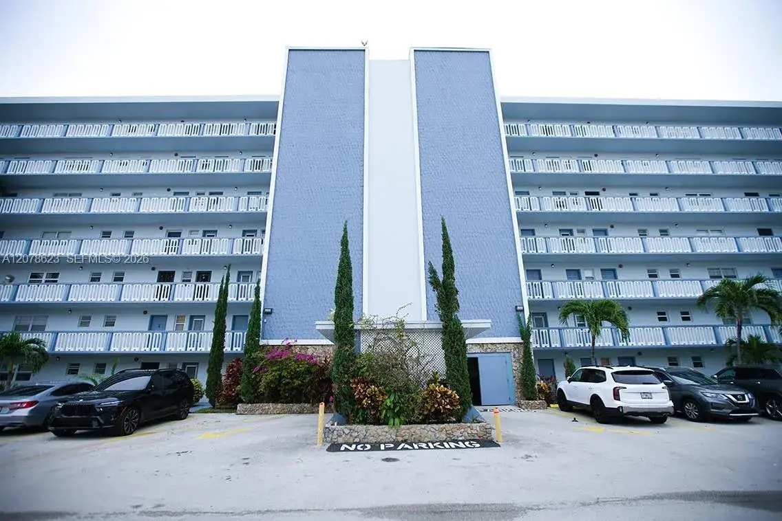 1 bedroom 1 bath Residential Lease for rent at 300 NE 12th Ave # 703, Hallandale Beach FL 33009