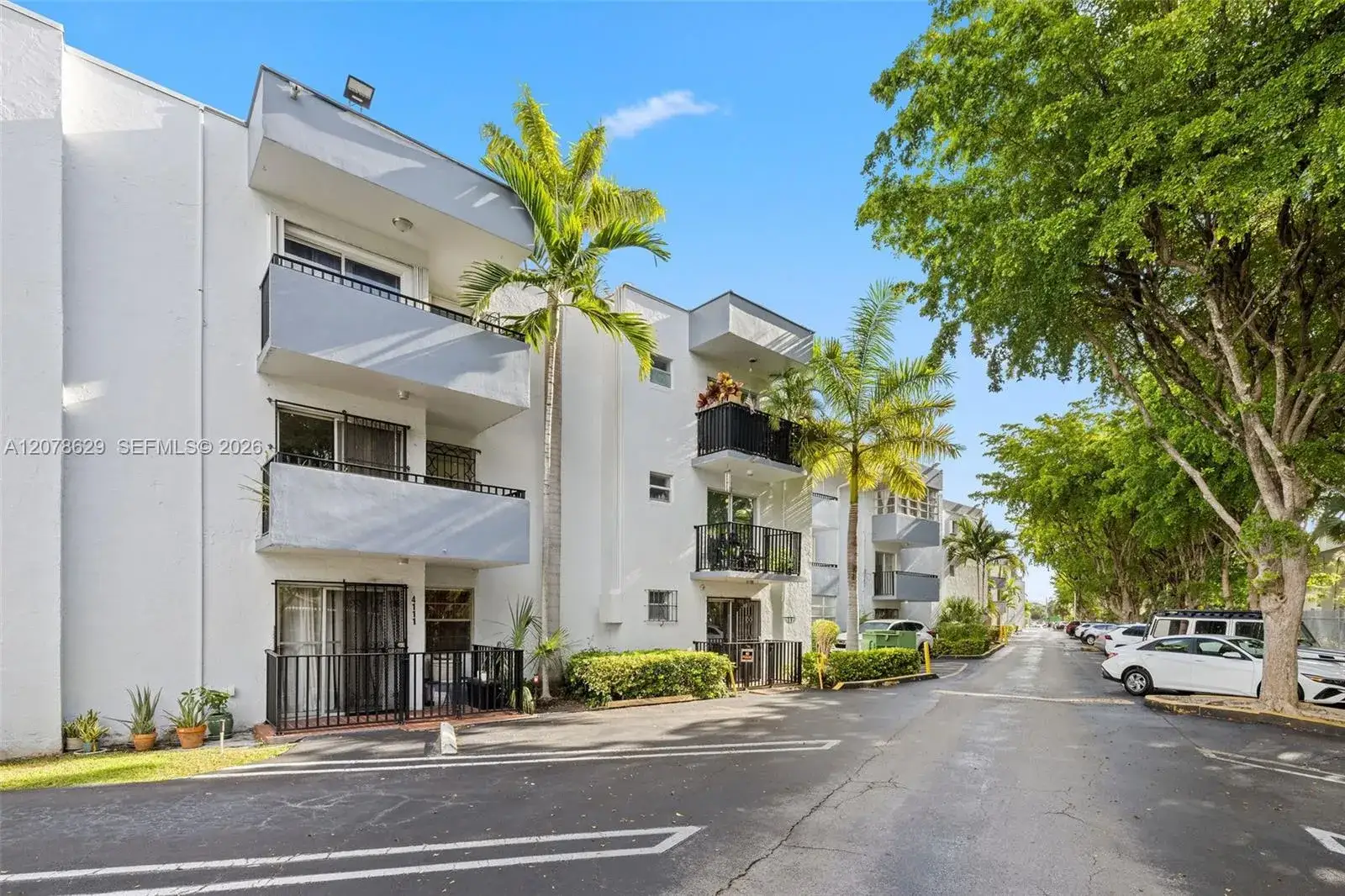 2 bedroom 1 bath Residential Lease for rent at 1800 SW 25th St # 2305, Miami FL 33133