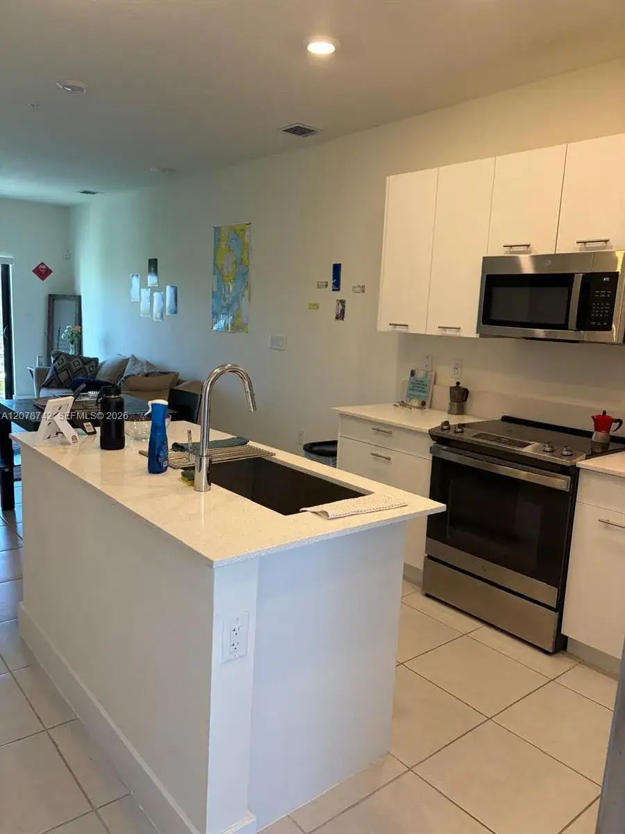 1 bedroom 1 bath Residential Lease for rent at 8001 NW 41st St # 310, Doral FL 33166