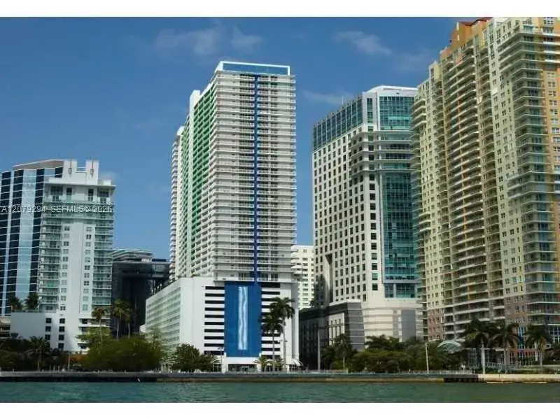 1 bedroom 1 bath Residential Lease for rent at 1200 Brickell Bay Dr # 2303, Miami FL 33131