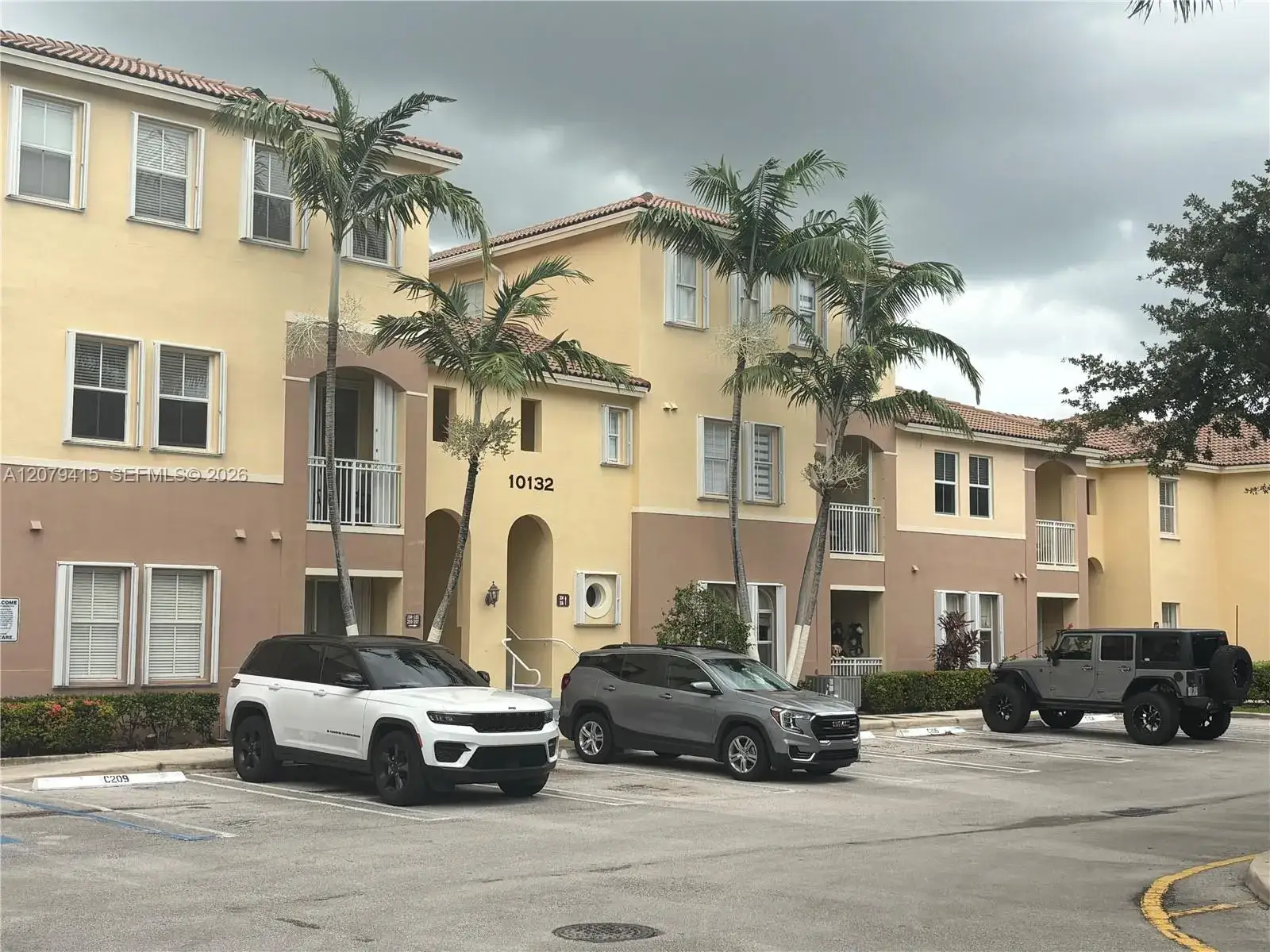 3 bedroom 2 bath Residential Lease for rent at 10132 NW 7th St # 102, Miami FL 33172