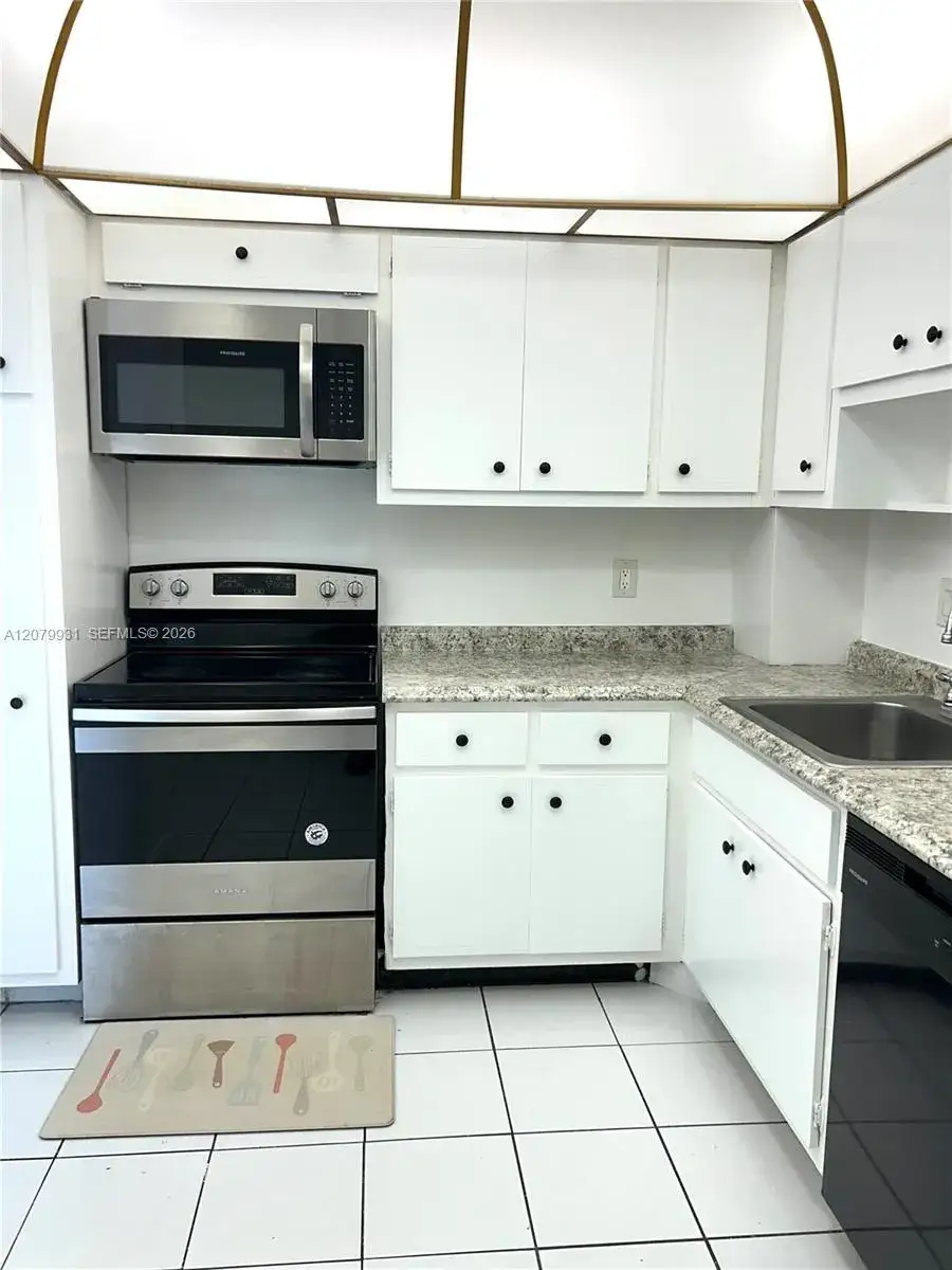 2 bedroom 2 bath Residential Lease for rent at 4400 Hillcrest Dr # 402B, Hollywood FL 33021