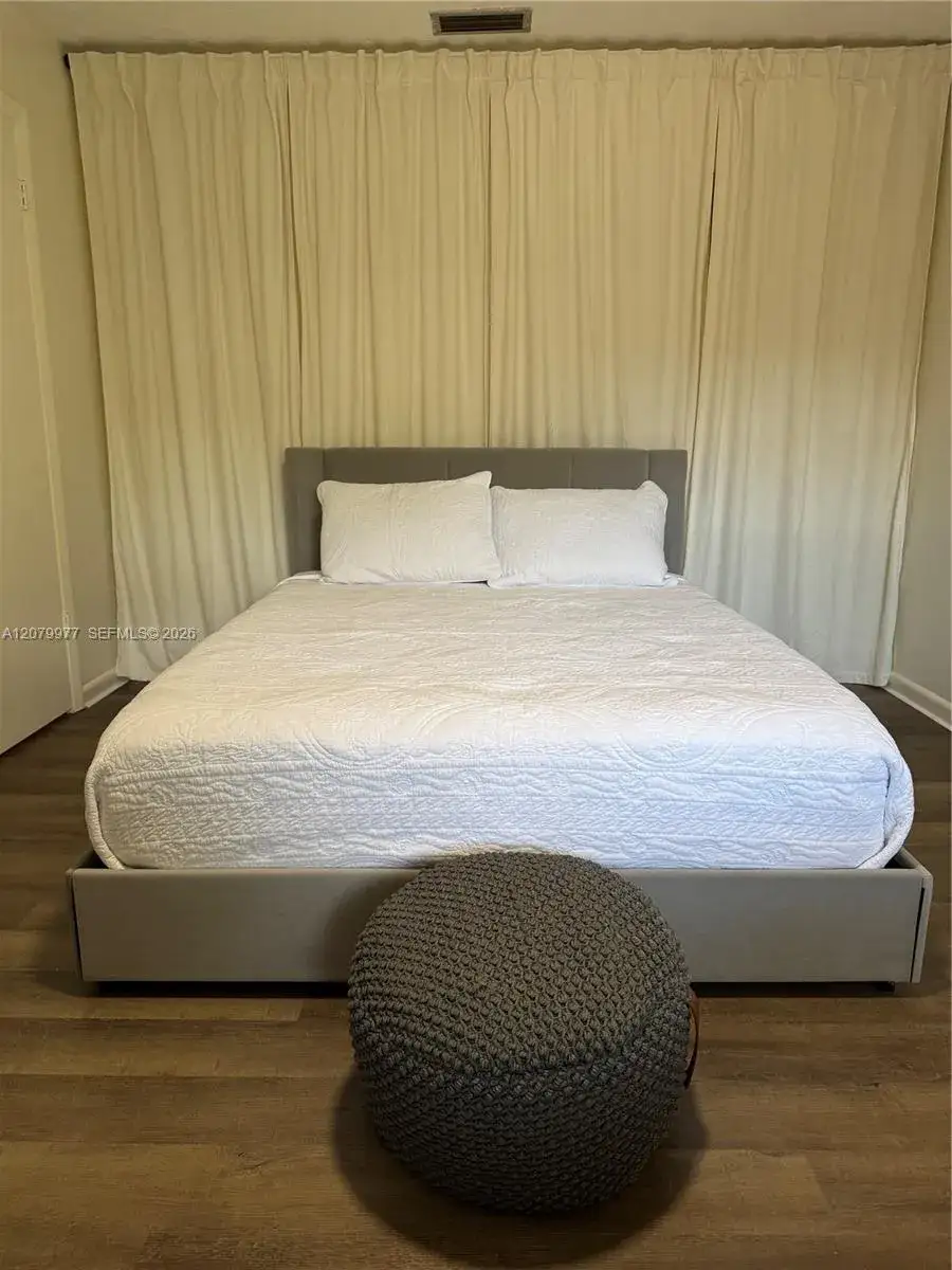 1 bedroom 1 bath Residential Lease for rent at 5639 Lincoln St # 3, Hollywood FL 33021