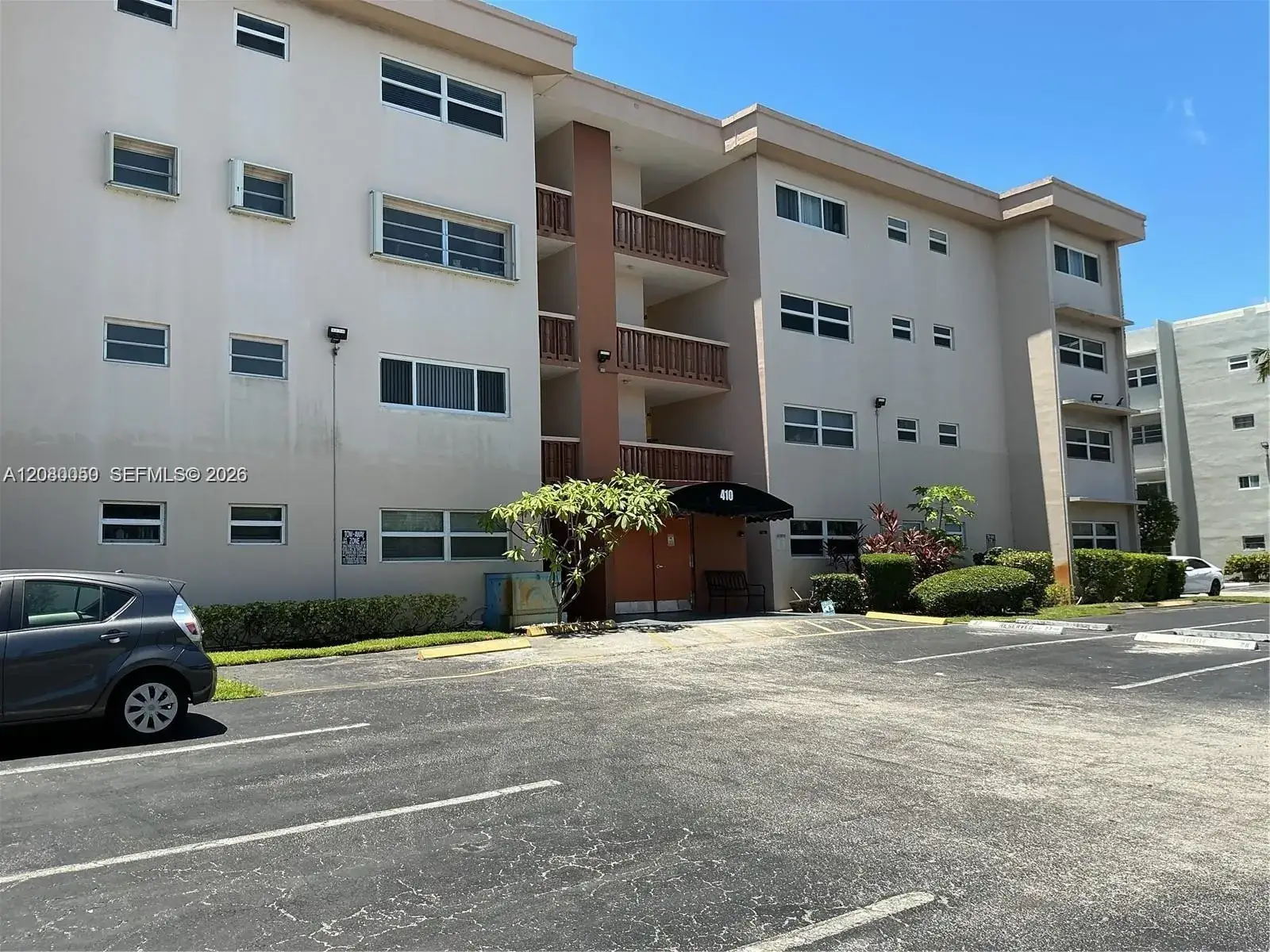 1 bedroom 1 bath Residential Lease for rent at 410 SE 2nd St # 318, Hallandale Beach FL 33009
