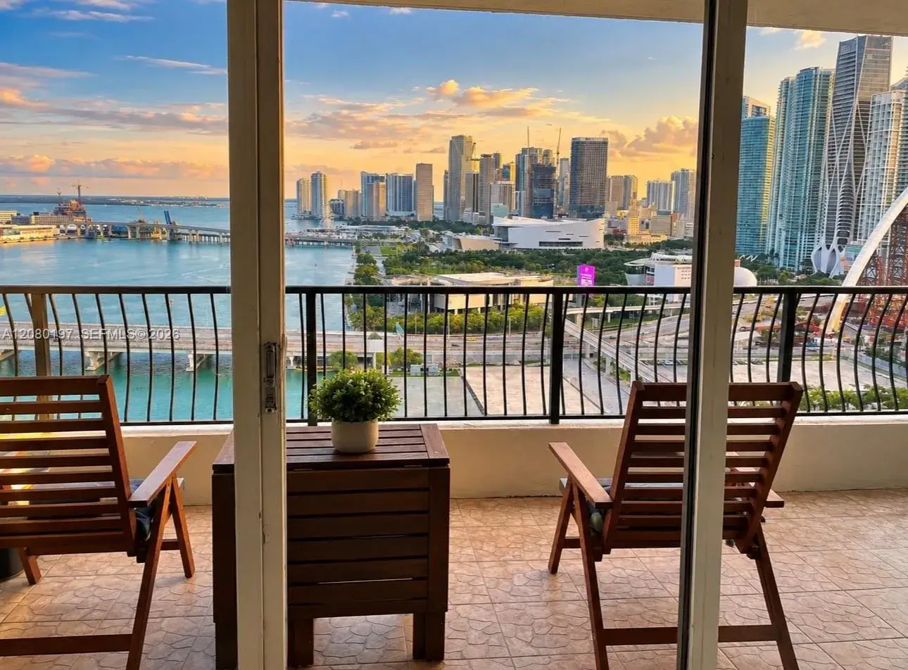 1 bedroom 1 bath Residential Lease for rent at 555 NE 15th St # 27K, Miami FL 33132