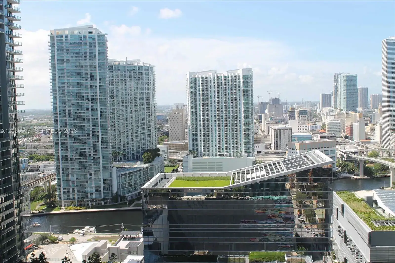 1 bedroom 1 bath Residential Lease for rent at 45 SW 9th St # 2809, Miami FL 33130